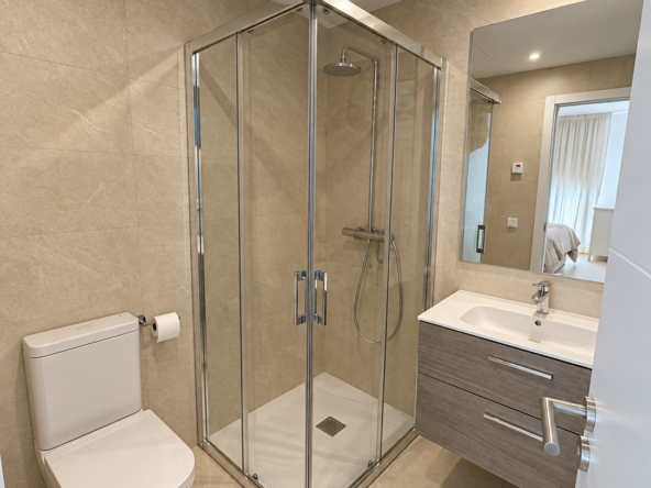 Baño en suite de piso en Palma